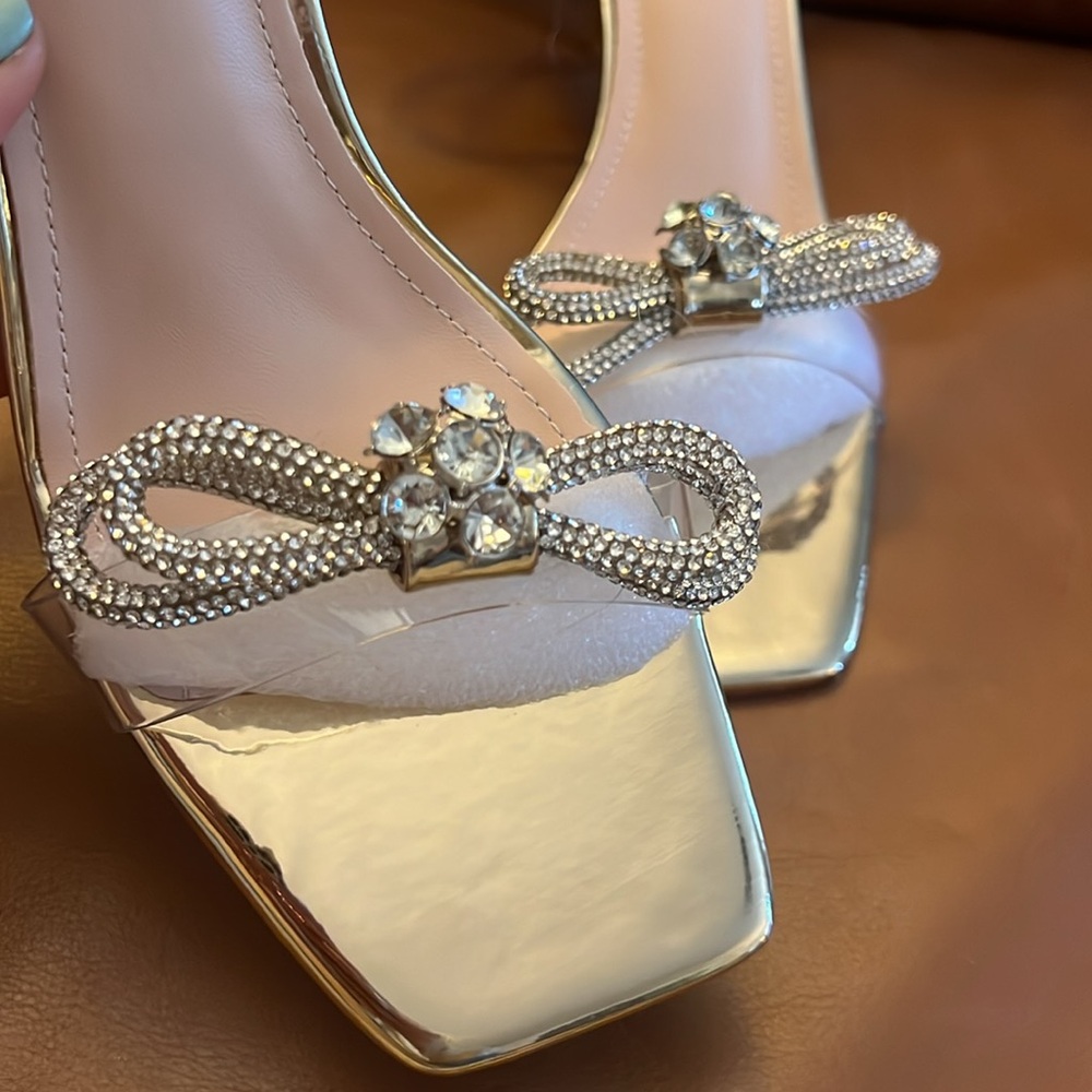 GOLD STRAPPY HEELS W/EMBELLISHED BOW AND CRYSTAL DETAILS NWT - Picture 4 of 12